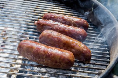 Barbekü ızgara dört sosis cook