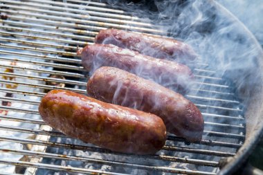 Barbekü ızgara dört sosis cook