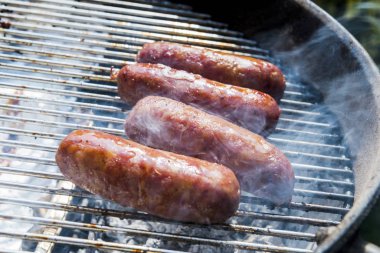 Barbekü ızgara dört sosis cook