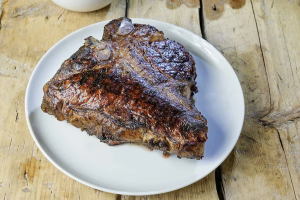 Kulatý Talíř Grilovanou Krvavý Hovězí Steak Dřevěný Stůl — Stock fotografie