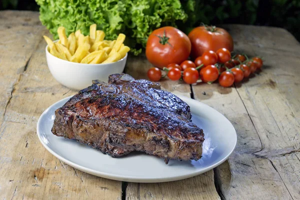 Piatto Rotondo Con Bistecca Manzo Alla Griglia Tavolo Legno Con — Foto Stock