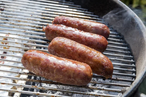 Quattro Salsicce Cucinano Sulla Griglia Del Barbecue — Foto Stock