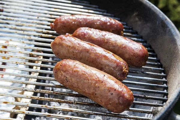 Quattro Salsicce Cucinano Sulla Griglia Del Barbecue — Foto Stock