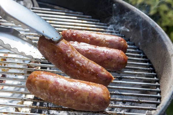 Quattro Salsicce Cucinano Sulla Griglia Del Barbecue — Foto Stock