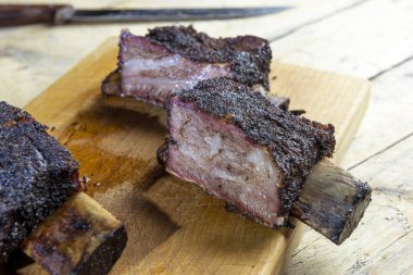 Masanın üstüne kesmek füme Dana kaburga ile Doğrama tahtası