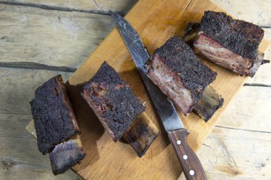 Masanın üstüne kesmek füme Dana kaburga ile Doğrama tahtası