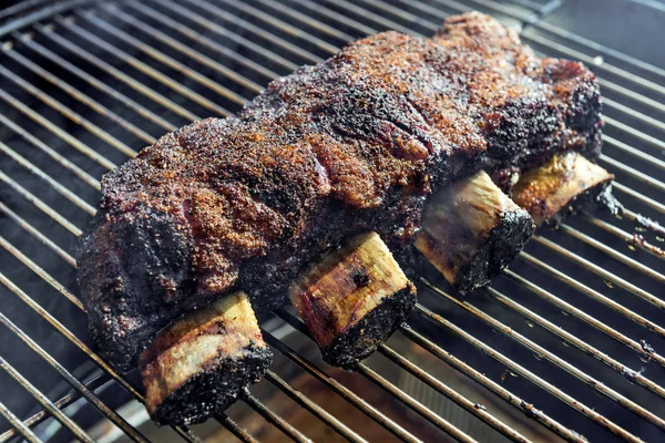 Cottura Costolette Manzo Affumicate Sulla Griglia Del Barbecue — Foto Stock