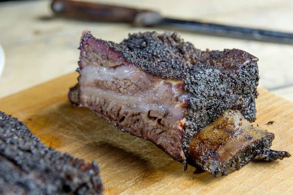 Tábua Corte Com Costelas Carne Defumada Cortadas Mesa — Fotografia de Stock