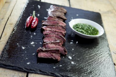 Arduvaz levha etek biftek biber ve chimichurri sos ile