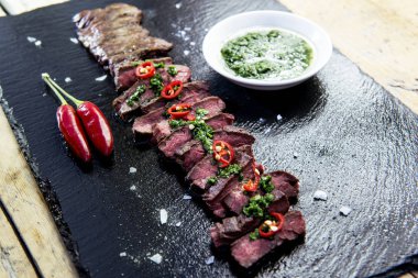 Arduvaz levha etek biftek biber ve chimichurri sos ile