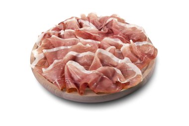 Beyaz arka plan üzerinde izole dilimlenmiş Parma jambonu ile yuvarlak kesme tahtası