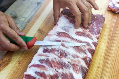 Yemek için domuz kaburga raf hazırlanıyor kasap