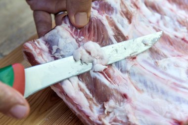 Yemek için domuz kaburga raf hazırlanıyor kasap