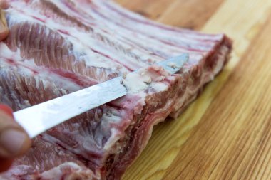 Yemek için domuz kaburga raf hazırlanıyor kasap