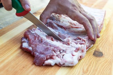 Yemek için domuz kaburga raf hazırlanıyor kasap