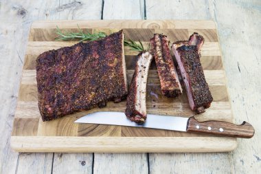 Kesme domuz kaburga ve kesme tahtası üzerinde bıçak