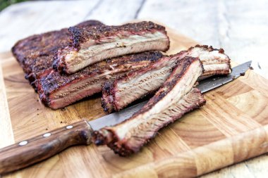 Kesme domuz kaburga ve kesme tahtası üzerinde bıçak