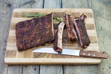 Kesme domuz kaburga ve kesme tahtası üzerinde bıçak