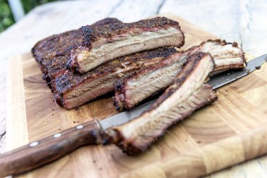 Kesme domuz kaburga ve kesme tahtası üzerinde bıçak