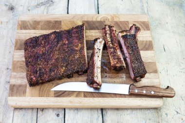 Kesme domuz kaburga ve kesme tahtası üzerinde bıçak