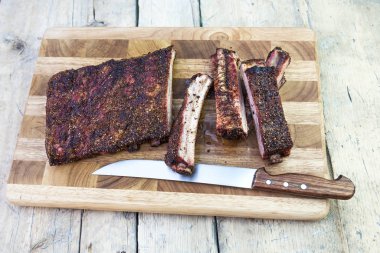 Kesme domuz kaburga ve kesme tahtası üzerinde bıçak