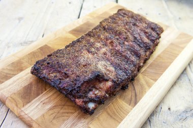 Kesme tahtası üzerinde domuz kaburga raf St Louis tarzı ızgara