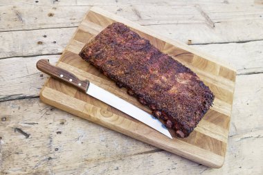 Kesme tahtası üzerinde domuz kaburga raf St Louis tarzı ızgara