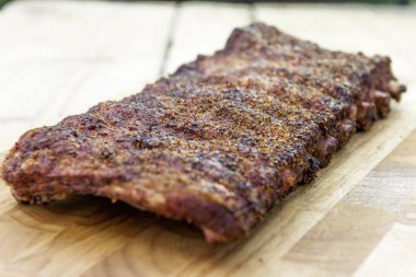 Kesme tahtası üzerinde domuz kaburga raf St Louis tarzı ızgara