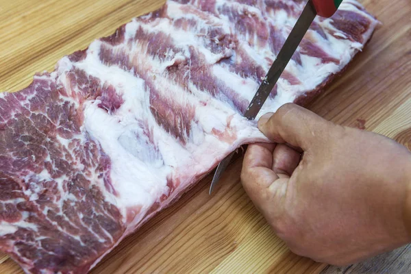 Yemek için domuz kaburga raf hazırlanıyor kasap