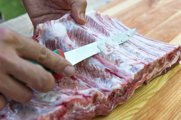Carnicero Preparando Estante Costillas Cerdo Para Cocinar — Foto de Stock