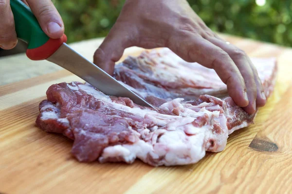 Yemek için domuz kaburga raf hazırlanıyor kasap