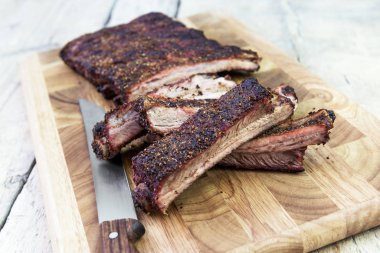 Kesme domuz kaburga ve kesme tahtası üzerinde bıçak