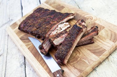 Kesme domuz kaburga ve kesme tahtası üzerinde bıçak