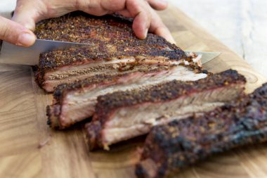 Kesme domuz kaburga ve kesme tahtası üzerinde bıçak