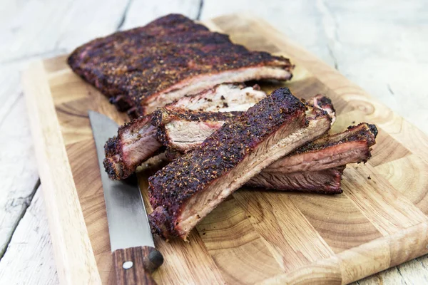 Kesme domuz kaburga ve kesme tahtası üzerinde bıçak