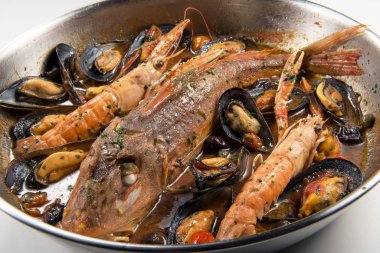 Küvet kırlangıç balığı karides midye zeytin ve domates ile bir tavada detay