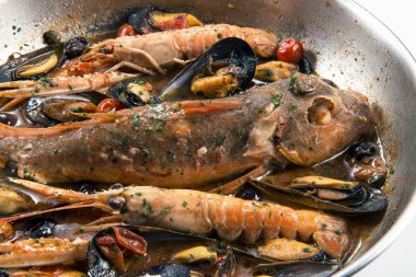 Küvet kırlangıç balığı karides midye zeytin ve domates ile bir tavada detay