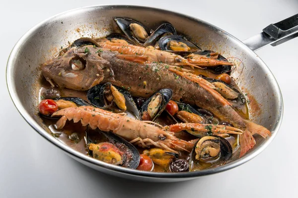 물고기 올리브와 토마토 배경에 욕조와 — 스톡 사진