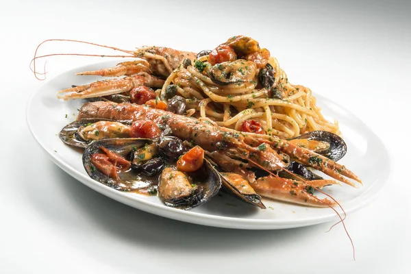 Plaat Voor Spaghetti Met Garnalen Mosselen Olijven Tomaten Witte Achtergrond — Stockfoto