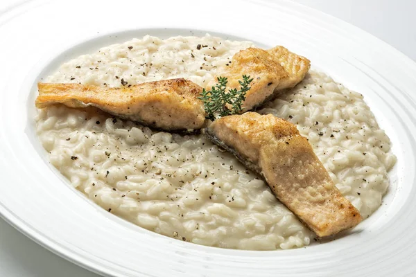 Parmezaan Risotto Schotel Met Forel Filet Geïsoleerd Witte Achtergrond — Stockfoto