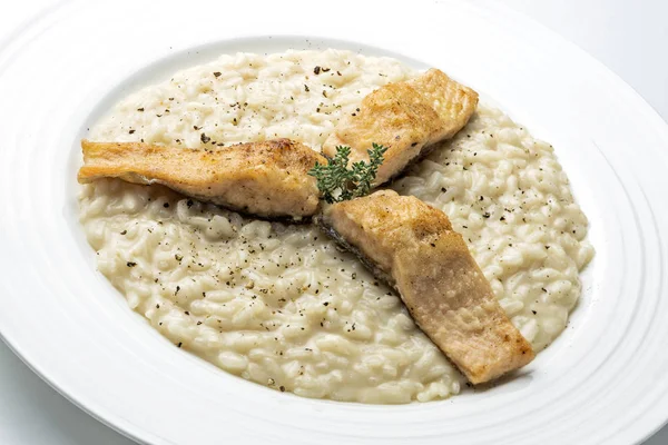 Hidangan Risotto Parmesan Dengan Fillet Trout Diisolasi Pada Latar Belakang — Stok Foto