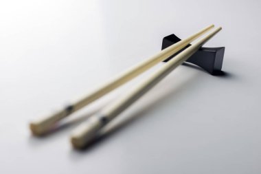 Bambu çubuk beyaz bir arka plan üzerine dekore edilmiştir.