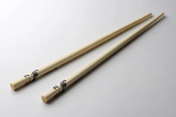 在白色背景装饰的竹子筷子 — 图库照片