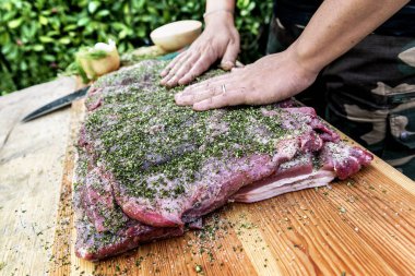 Porchetta kadar haddelenmiş için tuz ve otlar ile terbiyeli et kasap