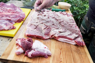 Porchetta kadar haddelenmiş için tuz ve otlar ile terbiyeli et kasap