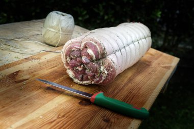 Porchetta kızarmış domuz eti pişirmeye hazır ile Doğrama tahtası
