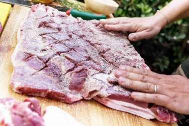 Porchetta kadar haddelenmiş için tuz ve otlar ile terbiyeli et kasap