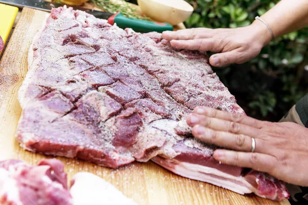 Porchetta kadar haddelenmiş için tuz ve otlar ile terbiyeli et kasap