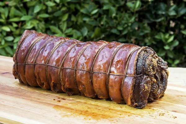 Ganze Gekochte Gebratene Schweinefleisch Pochetta Auf Schneidebrett — Stockfoto