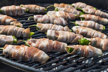 Izgarada peynir ve kıyma ile pastırma kaplı ile biber dolması yemek